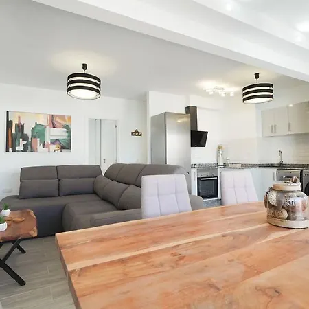 Luxury Solarium, Jacuzzi, A/c And Wi-fi Apartment